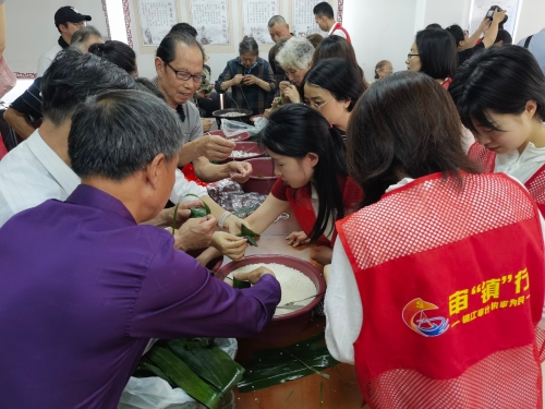 鎮(zhèn)江市審計(jì)局開展端午節(jié)慰問(wèn)老人活動(dòng)